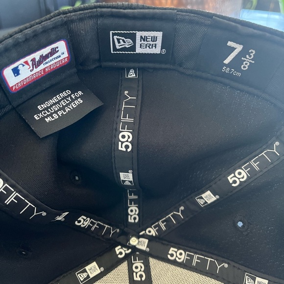 LIKE NEW: Philadelphia Phillies fitted cap - Picture 3 of 3